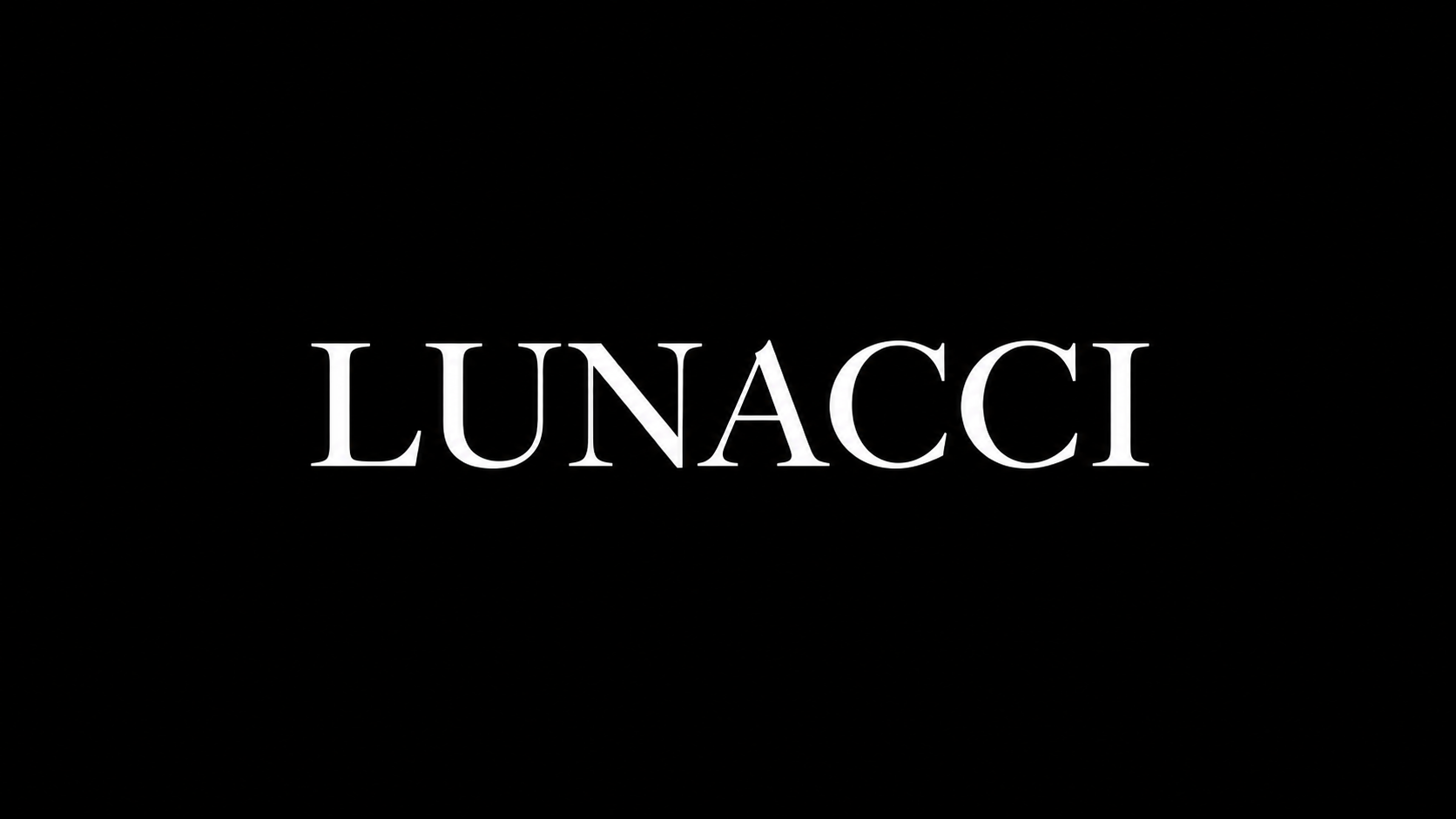 Lunacci, signature blanche sur fond noir.