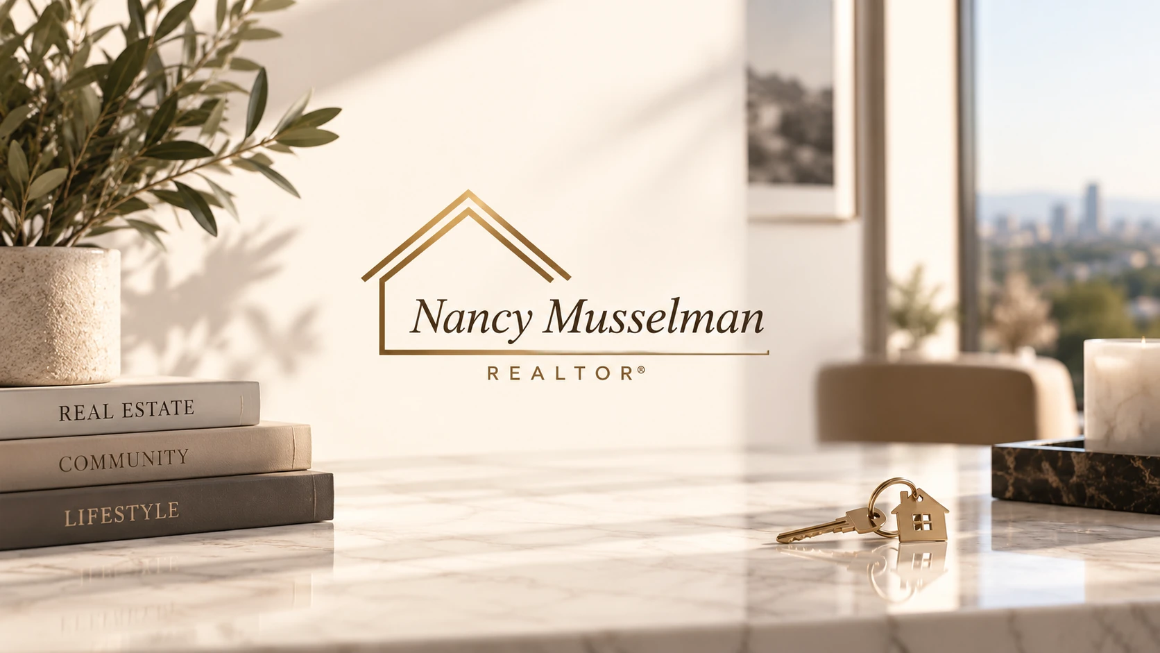 Nancy Musselman, identité immobilière dorée dans un intérieur lumineux.